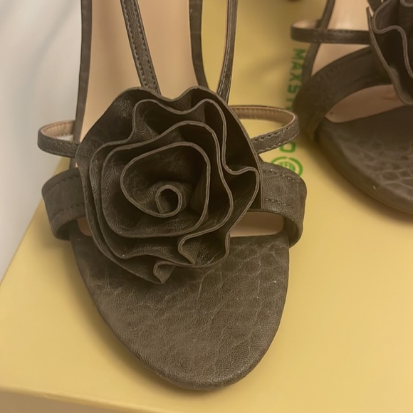 Olive green flower adorned heel size 9.5 - Picture 6 of 8